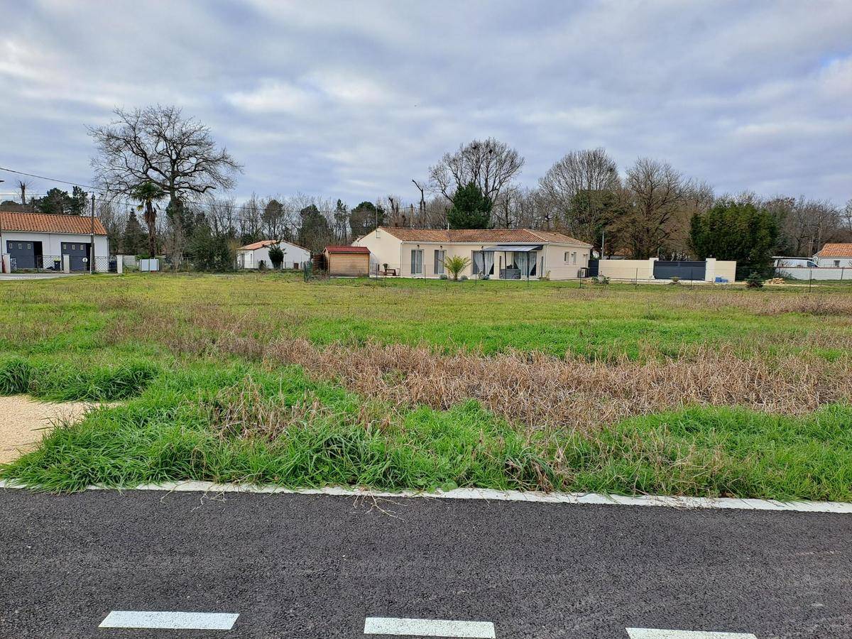 Terrain seul à Breuillet en Charente-Maritime (17) de 747 m² à vendre au prix de 145000€ - 2