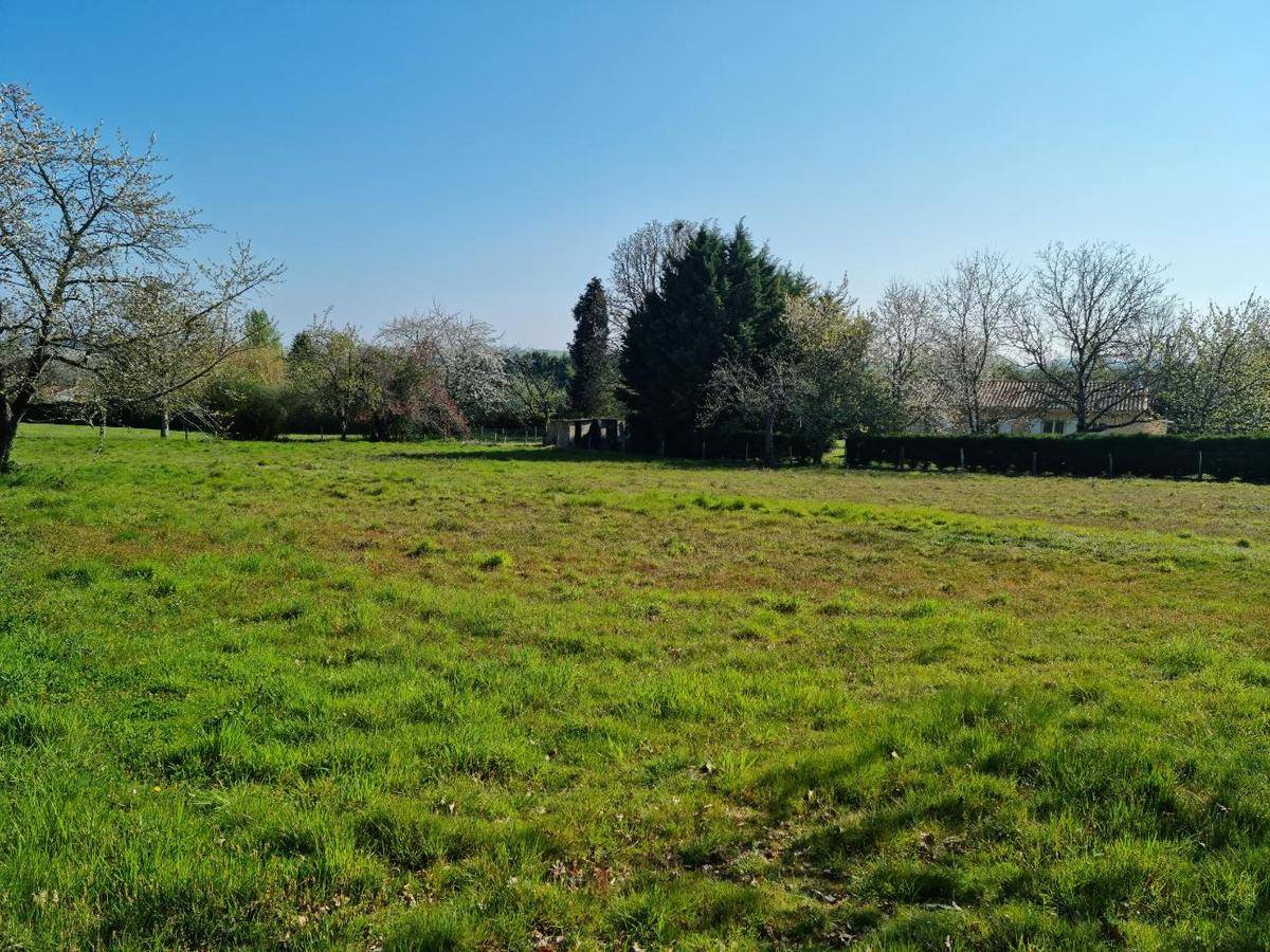 Terrain seul à Rioux-Martin en Charente (16) de 2000 m² à vendre au prix de 34600€