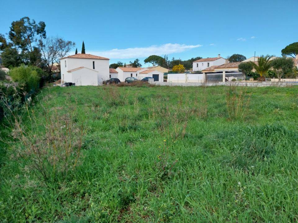Terrain seul à Roquebrune-sur-Argens en Var (83) de 800 m² à vendre au prix de 332800€ - 3