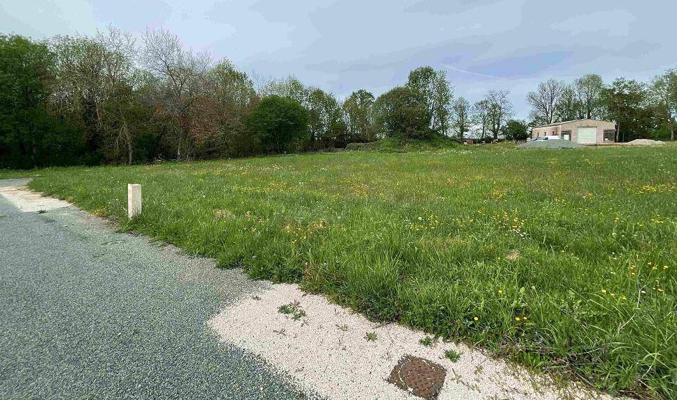 Terrain seul à Charras en Charente (16) de 850 m² à vendre au prix de 10224€