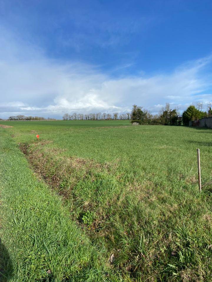 Terrain seul à Douzat en Charente (16) de 1560 m² à vendre au prix de 30900€ - 1