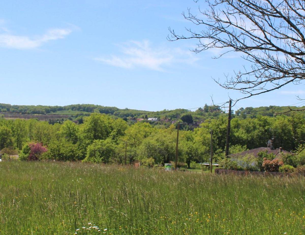 Terrain seul à Hautefort en Dordogne (24) de 2400 m² à vendre au prix de 24000€
