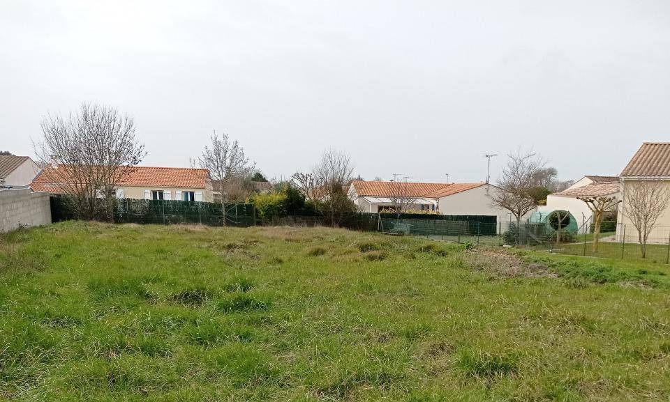 Terrain seul à Semussac en Charente-Maritime (17) de 990 m² à vendre au prix de 126750€