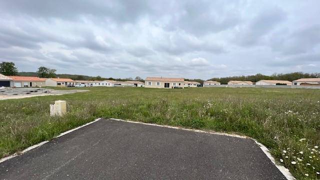 Terrain seul à Vœuil-et-Giget en Charente (16) de 600 m² à vendre au prix de 51000€
