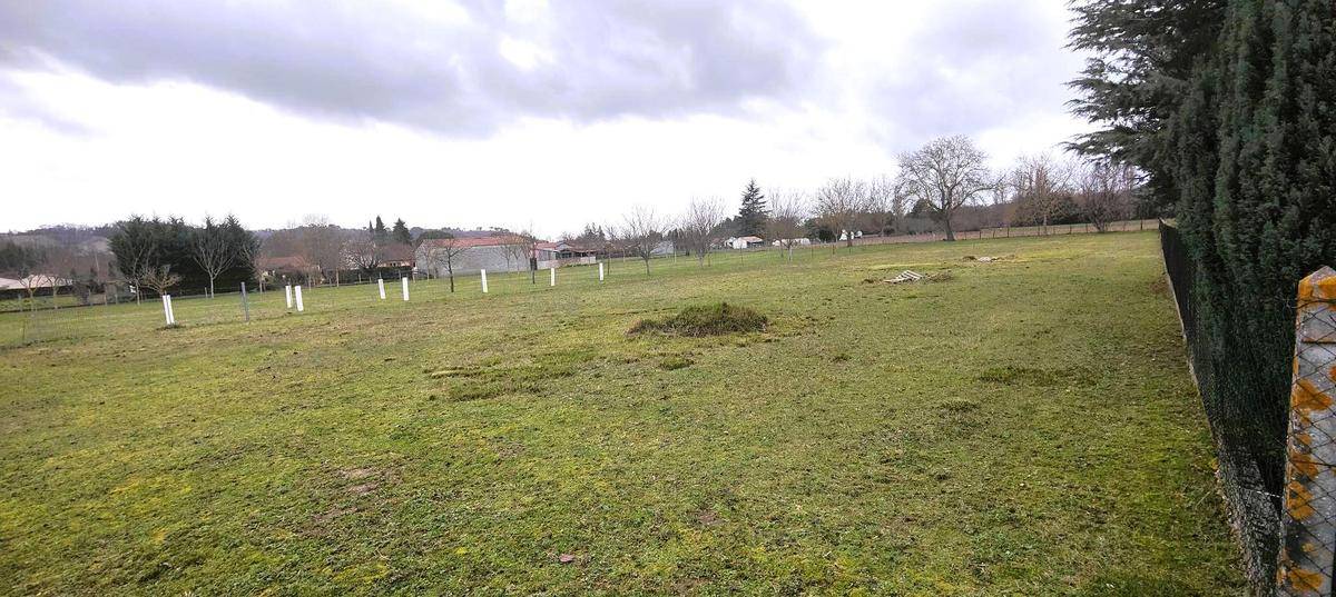 Terrain seul à Saint-Léon-sur-l'Isle en Dordogne (24) de 2000 m² à vendre au prix de 27000€