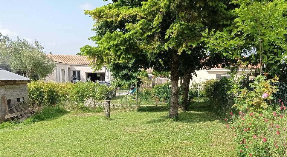 Terrain seul à Semussac en Charente-Maritime (17) de 460 m² à vendre au prix de 105990€