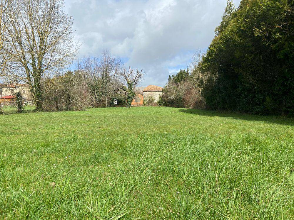 Terrain seul à Aigre en Charente (16) de 810 m² à vendre au prix de 20350€