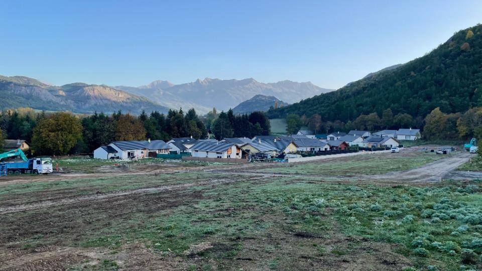 Terrain seul à Saint-Étienne-le-Laus en Hautes-Alpes (05) de 800 m² à vendre au prix de 93000€ - 1