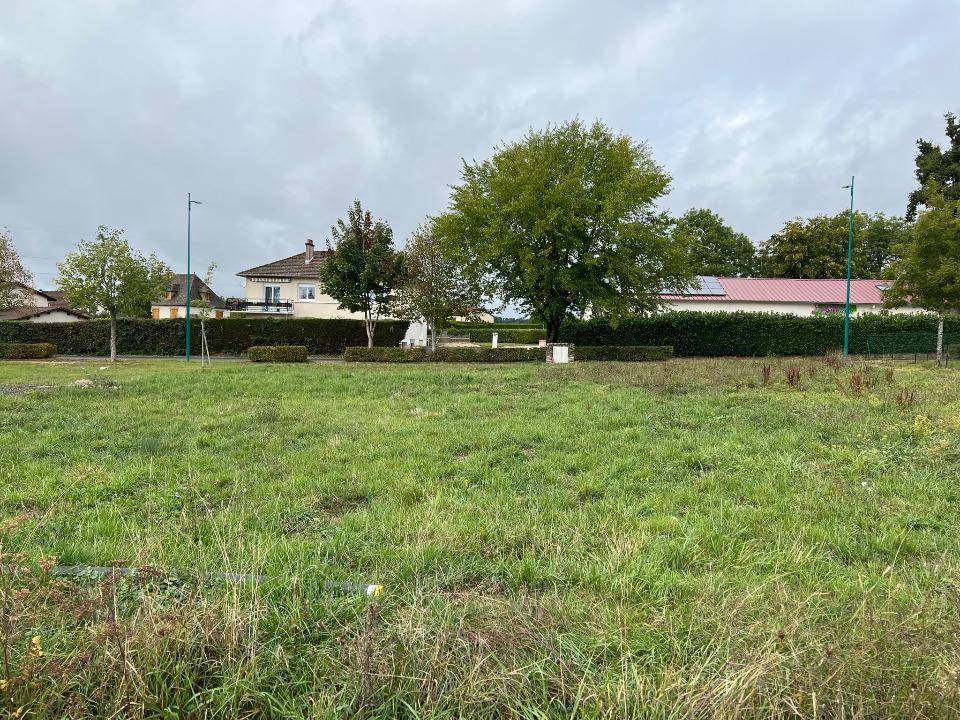 Terrain seul à Naucelles en Cantal (15) de 375 m² à vendre au prix de 31000€ - 1