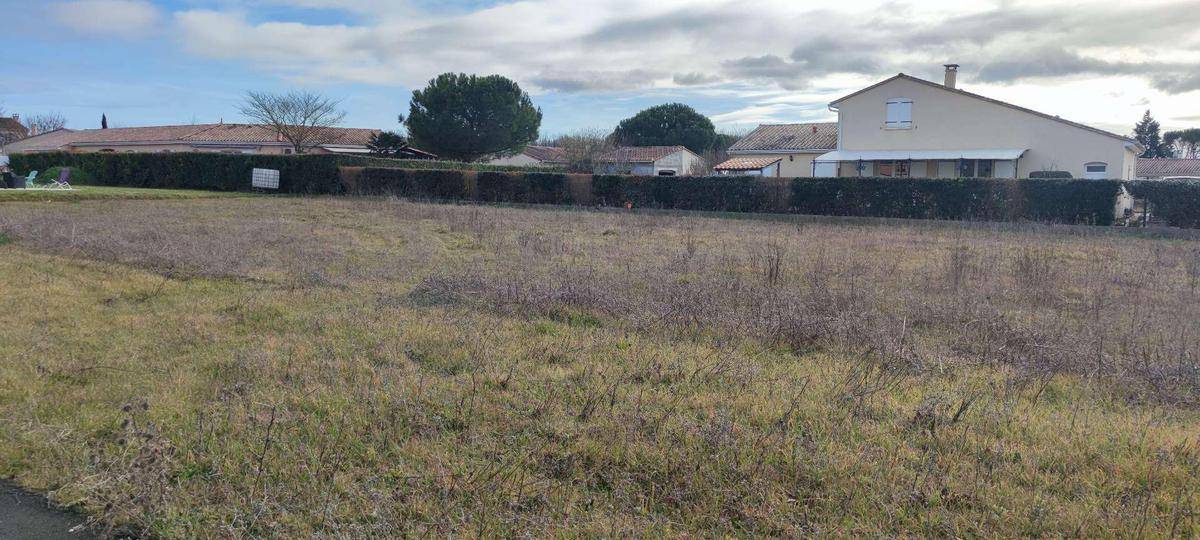 Terrain seul à Roullet-Saint-Estèphe en Charente (16) de 600 m² à vendre au prix de 45999€