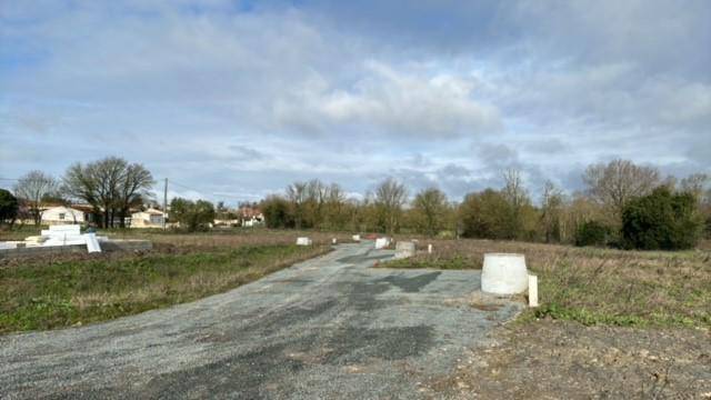 Terrain seul à Loire-les-Marais en Charente-Maritime (17) de 646 m² à vendre au prix de 99450€ - 1