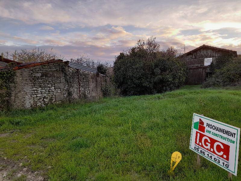 Terrain seul à Châteaubernard en Charente (16) de 741 m² à vendre au prix de 74100€ - 2