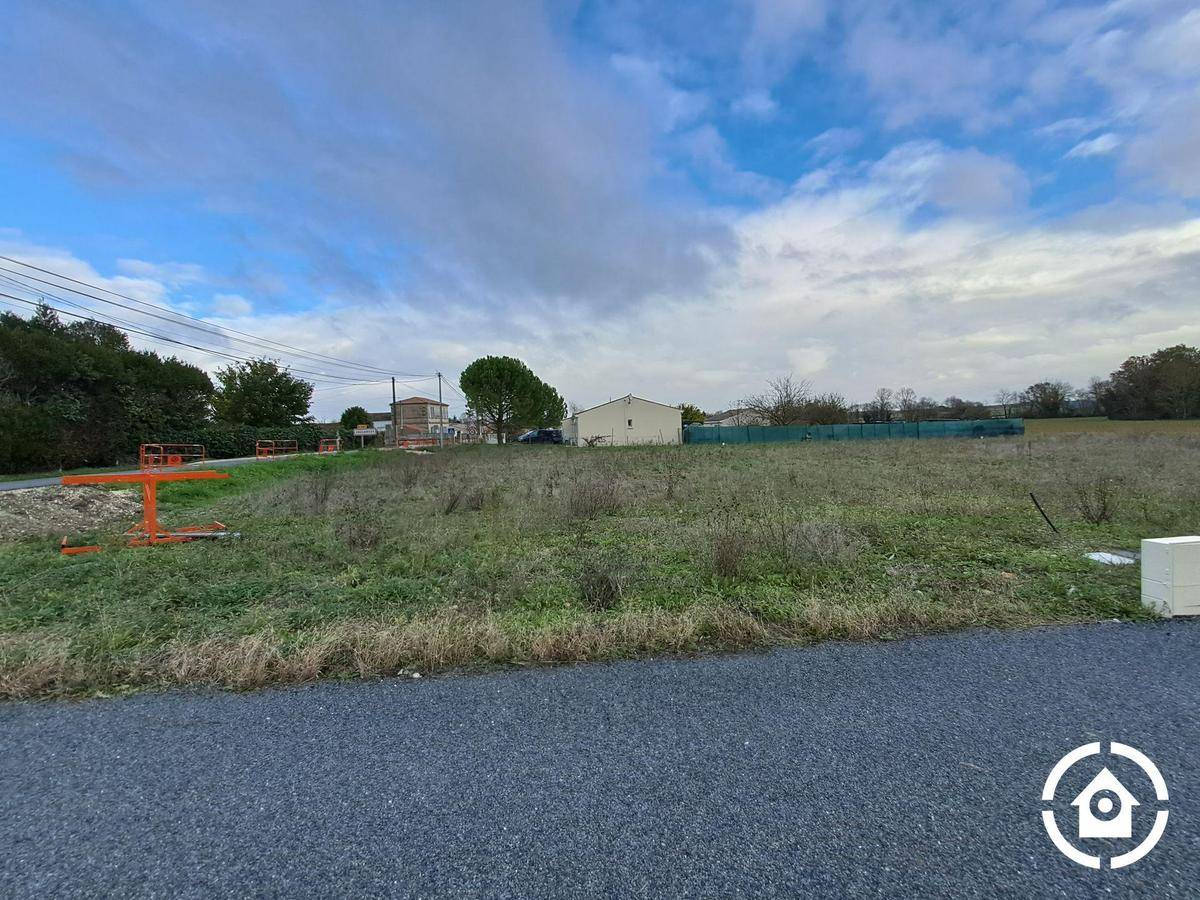 Terrain seul à Coulonges en Charente-Maritime (17) de 740 m² à vendre au prix de 32900€ - 1