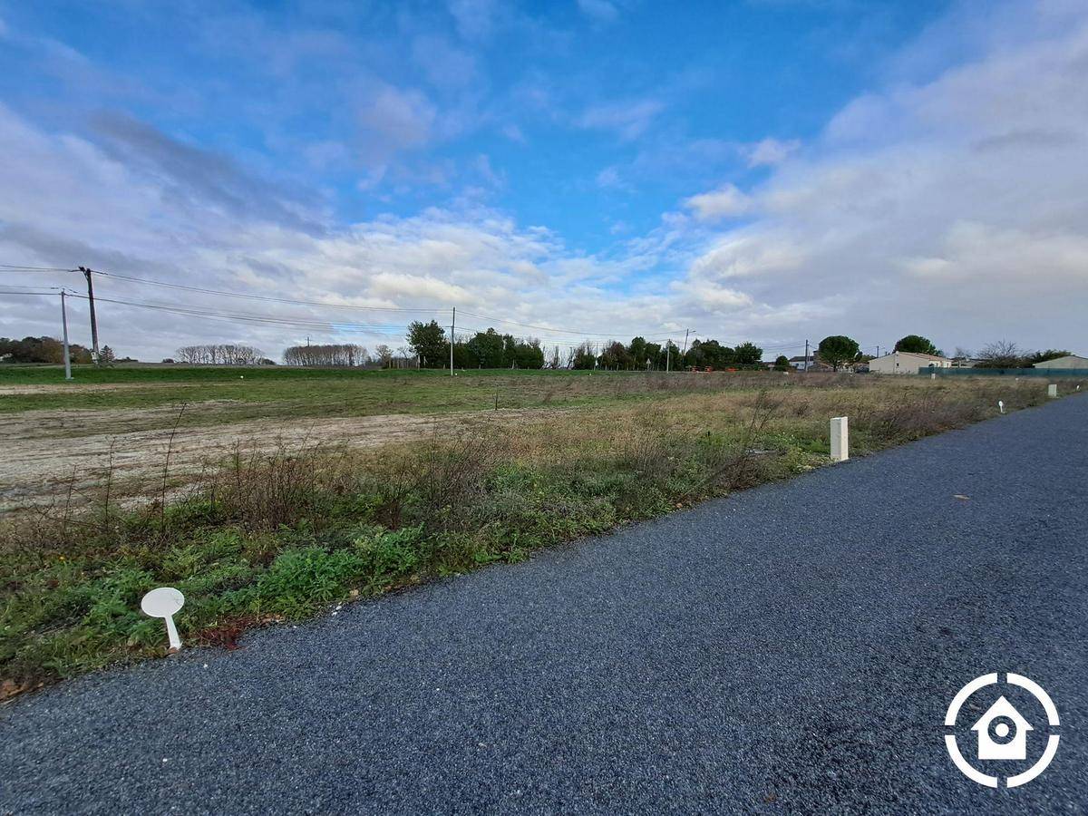 Terrain seul à Coulonges en Charente-Maritime (17) de 815 m² à vendre au prix de 35900€ - 2