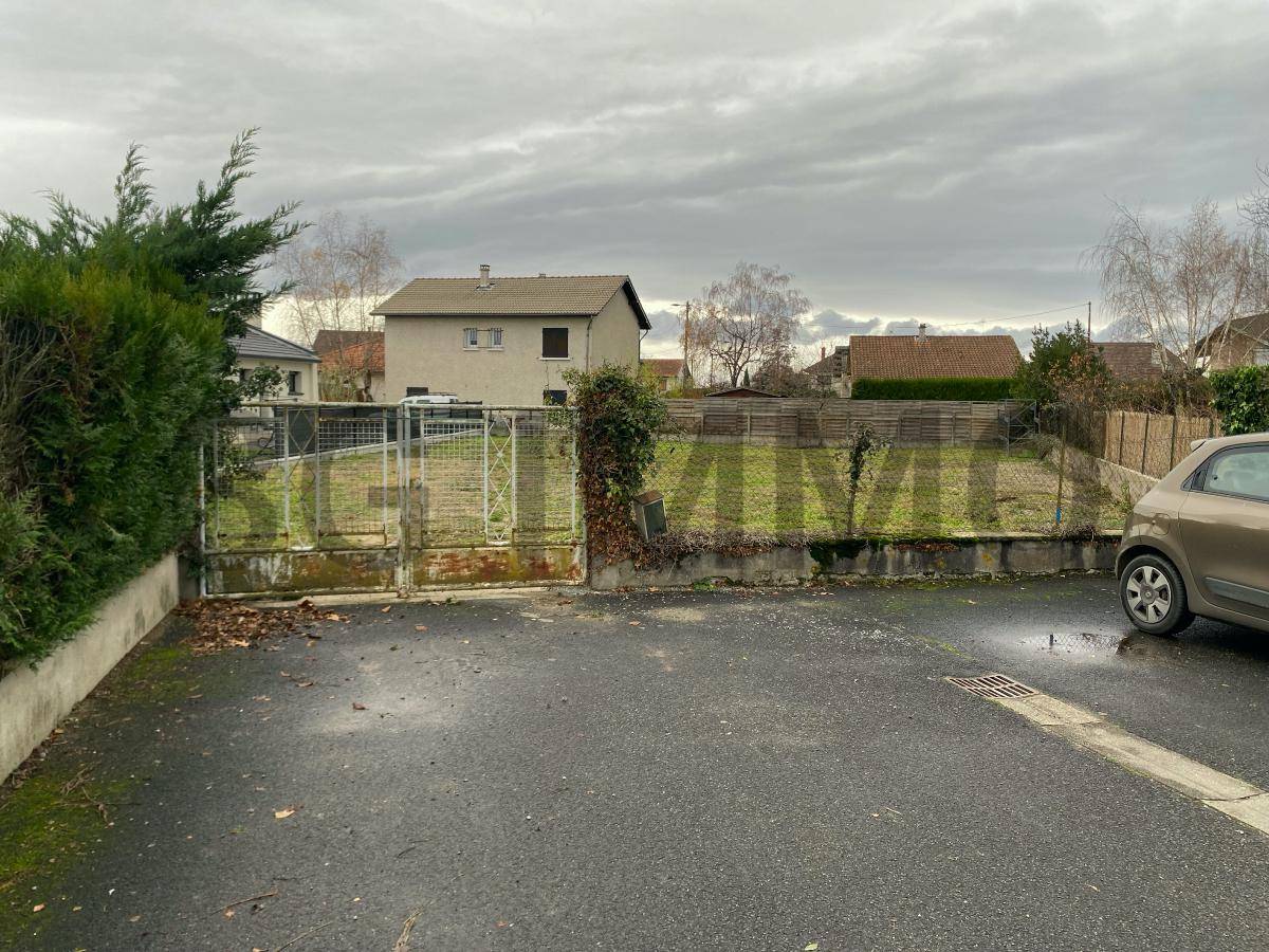 Terrain seul à Lezoux en Puy-de-Dôme (63) de 584 m² à vendre au prix de 69300€ - 2