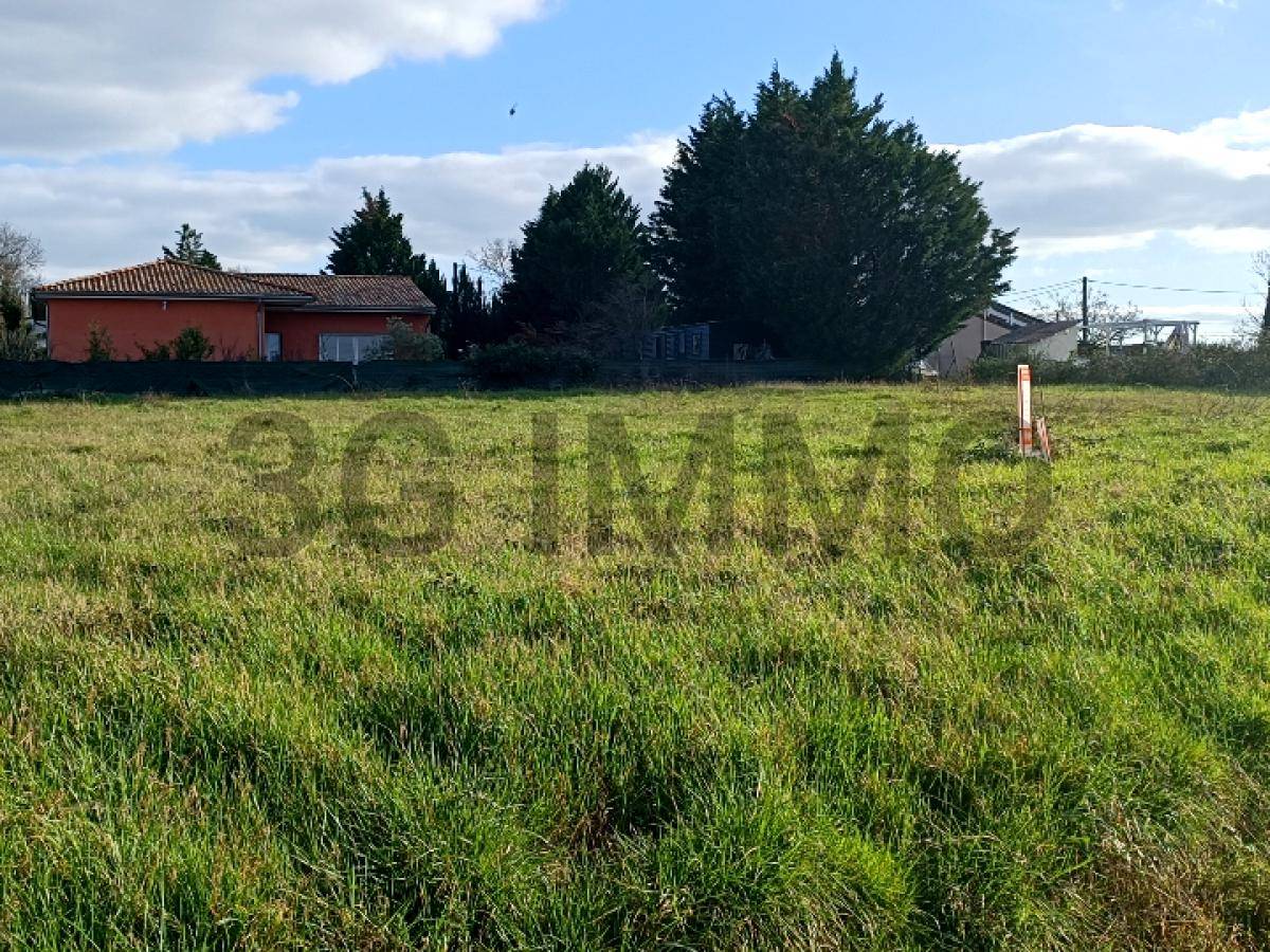 Terrain seul à Grisolles en Tarn-et-Garonne (82) de 1500 m² à vendre au prix de 89000€