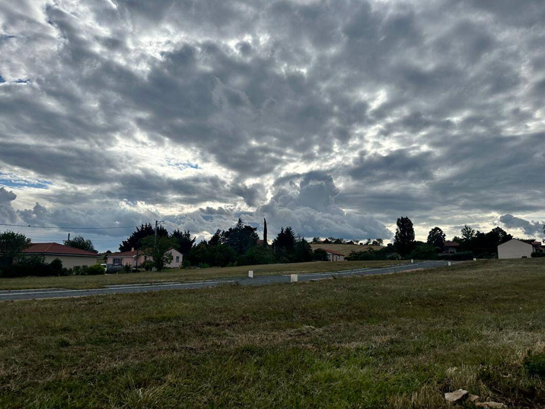 Terrain seul à Artonne en Puy-de-Dôme (63) de 986 m² à vendre au prix de 92200€ - 2