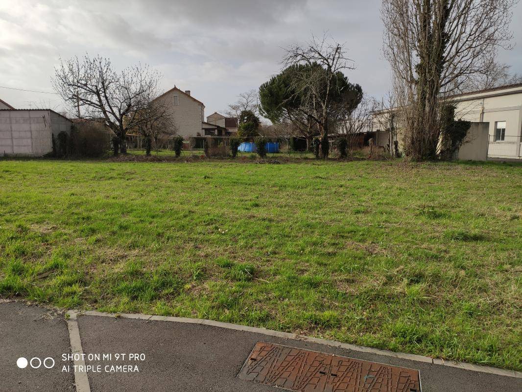 Terrain seul à Ruelle-sur-Touvre en Charente (16) de 899 m² à vendre au prix de 94370€ - 1