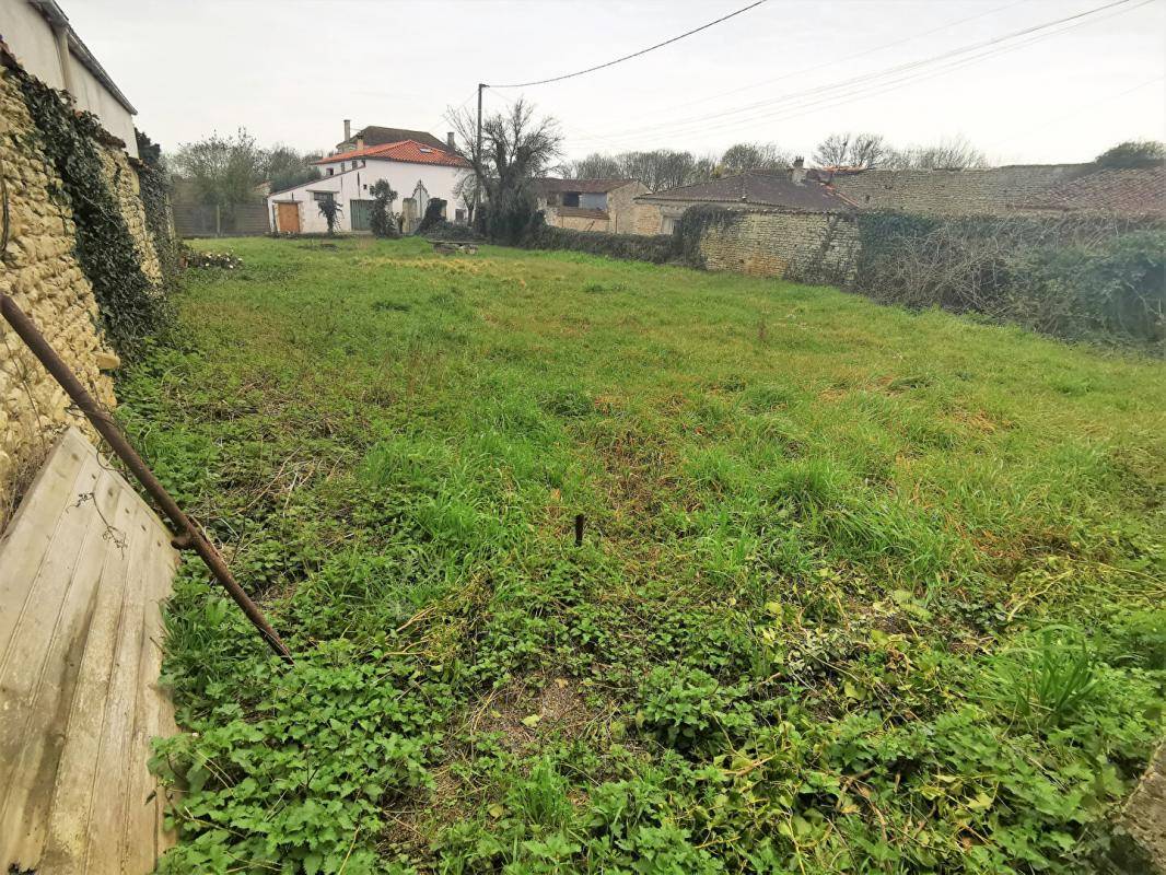 Terrain seul à Vérines en Charente-Maritime (17) de 363 m² à vendre au prix de 121490€