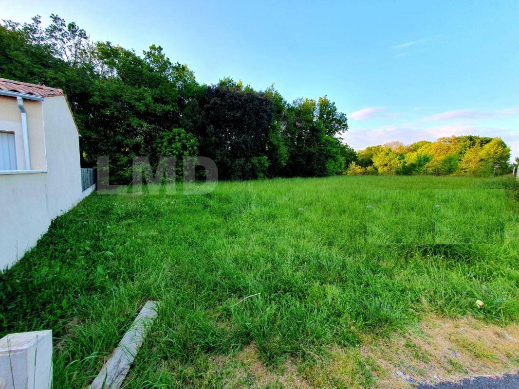 Terrain seul à Cherves-Richemont en Charente (16) de 1217 m² à vendre au prix de 52890€