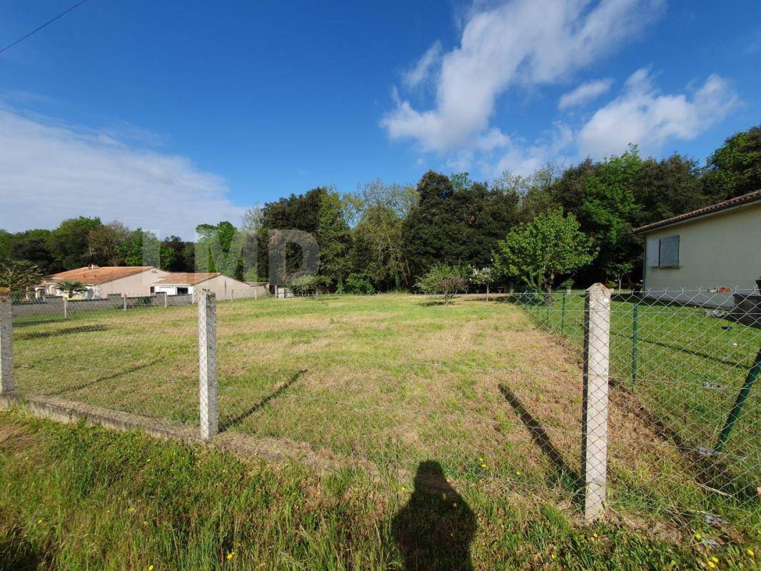 Terrain seul à Saint-Brice en Charente (16) de 2023 m² à vendre au prix de 65000€