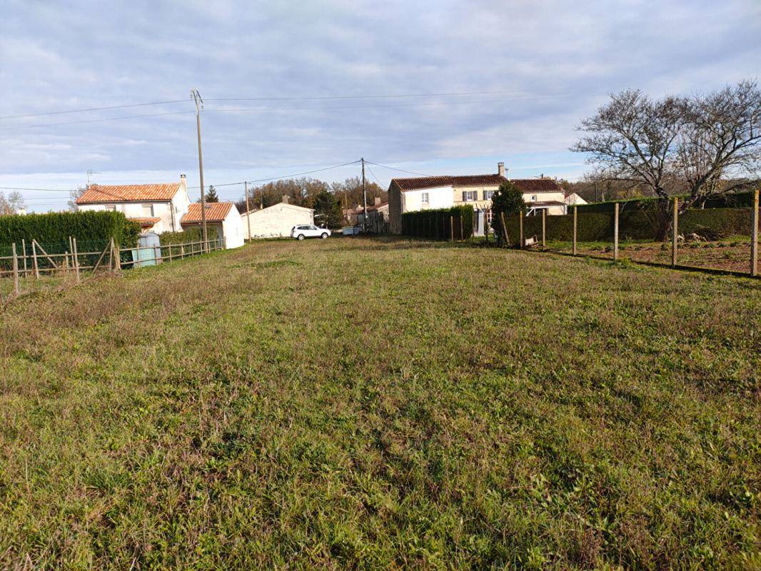 Terrain seul à Saint-Savinien en Charente-Maritime (17) de 1298 m² à vendre au prix de 36990€ - 2