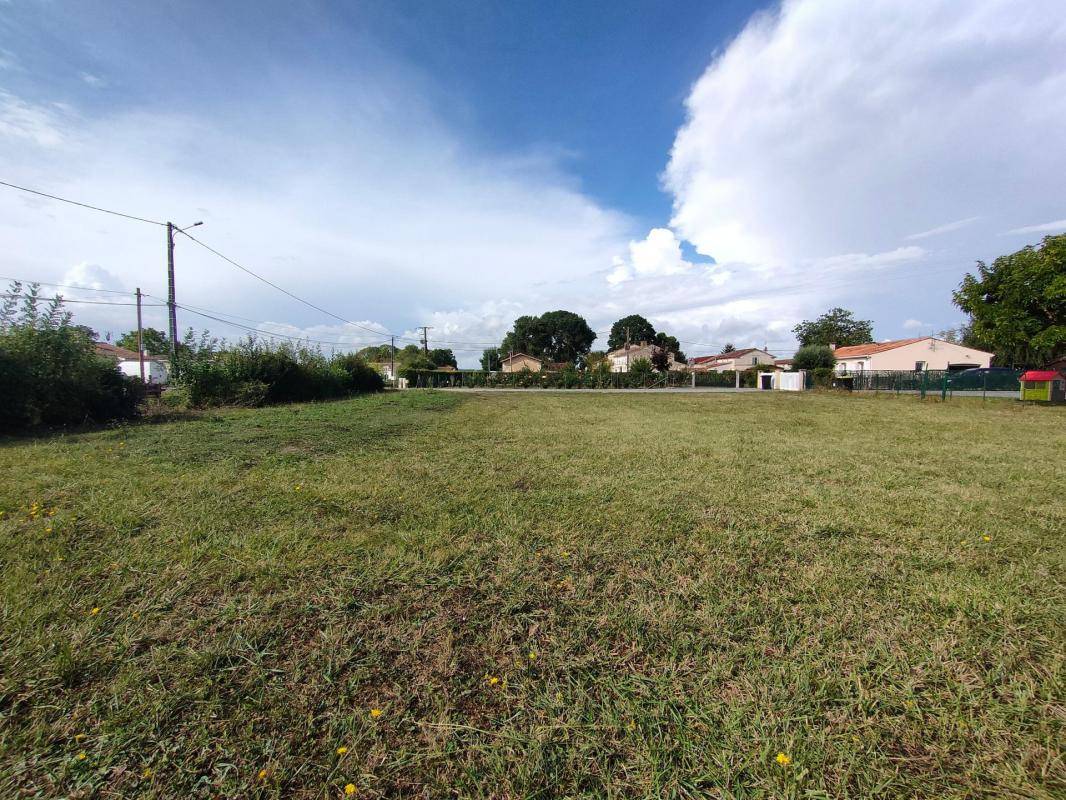 Terrain seul à Mesnac en Charente (16) de 1004 m² à vendre au prix de 35000€ - 1