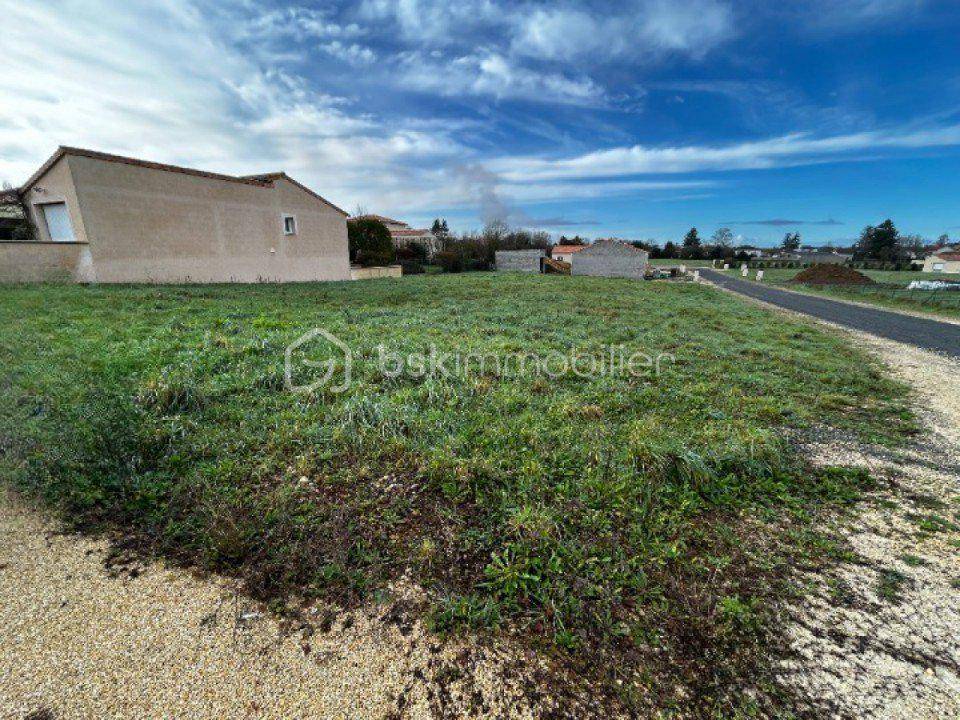 Terrain seul à Sauzé-Vaussais en Deux-Sèvres (79) de 1039 m² à vendre au prix de 21000€ - 1