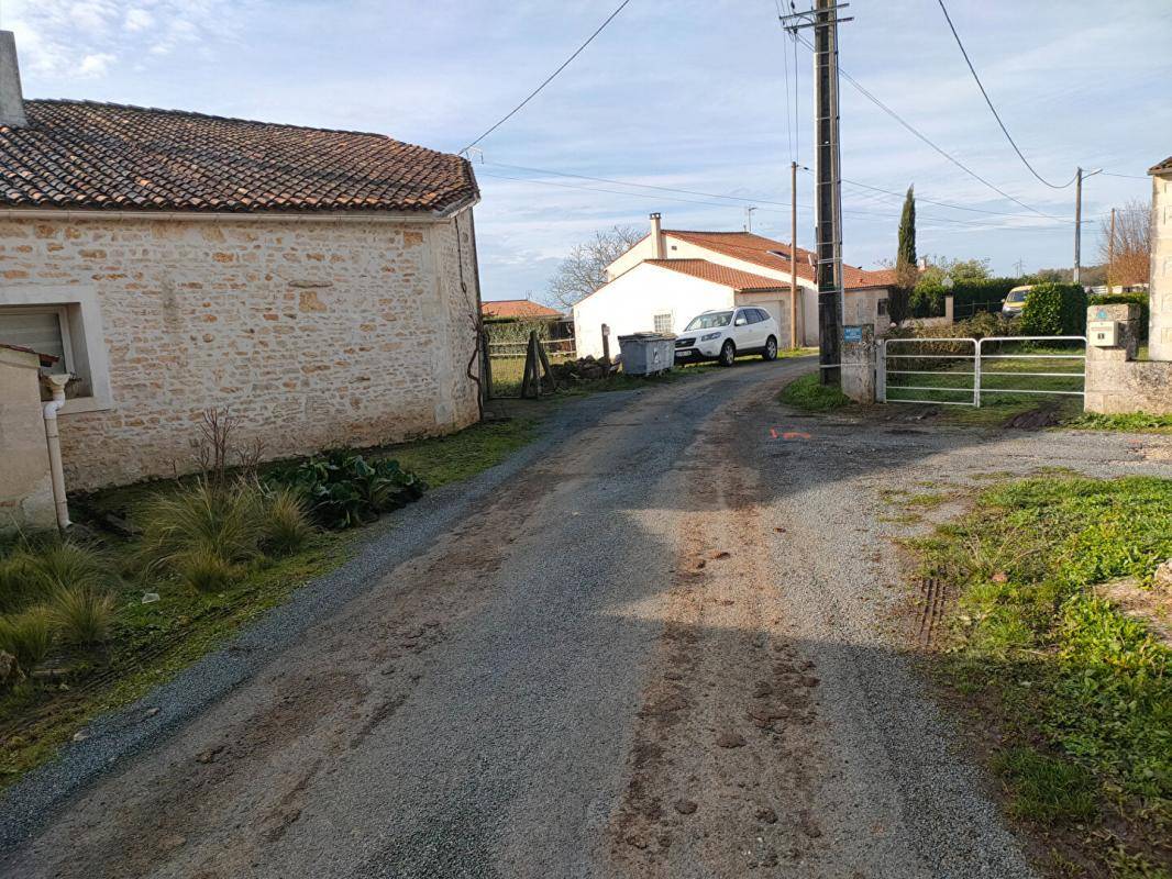 Terrain seul à Saint-Savinien en Charente-Maritime (17) de 1298 m² à vendre au prix de 36990€ - 4