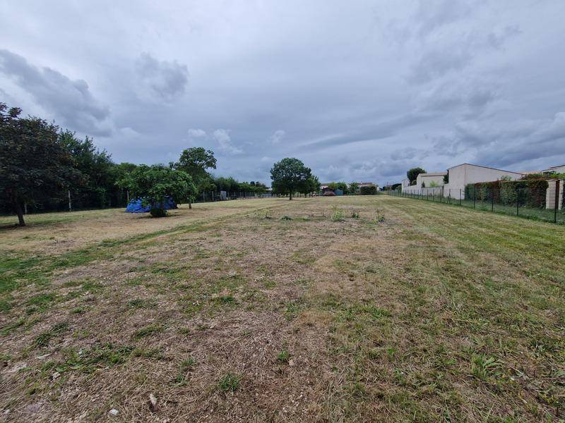 Terrain seul à Saint-Coutant-le-Grand en Charente-Maritime (17) de 3165 m² à vendre au prix de 72000€ - 1