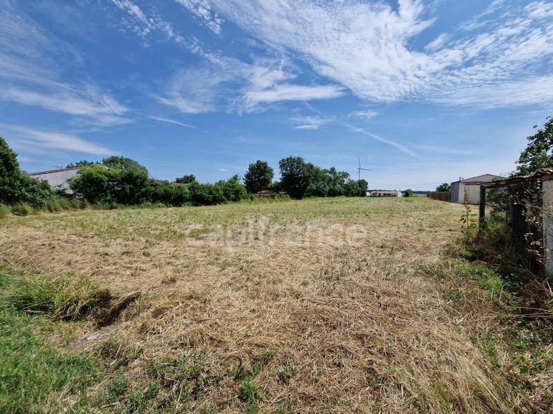 Terrain seul à Tonnay-Boutonne en Charente-Maritime (17) de 1196 m² à vendre au prix de 28000€ - 1