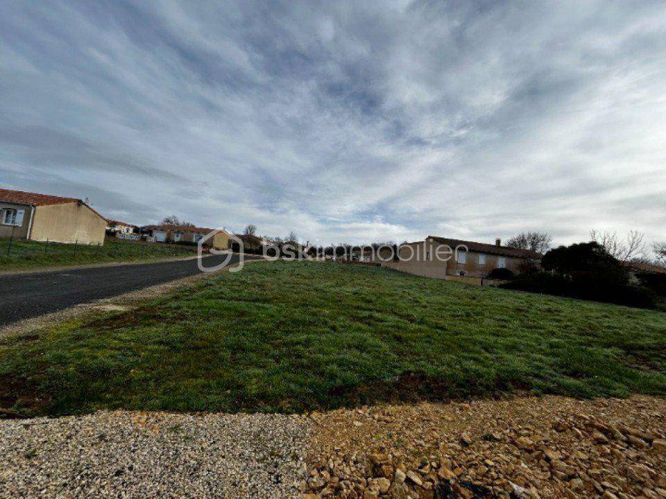 Terrain seul à Sauzé-Vaussais en Deux-Sèvres (79) de 1039 m² à vendre au prix de 21000€ - 2