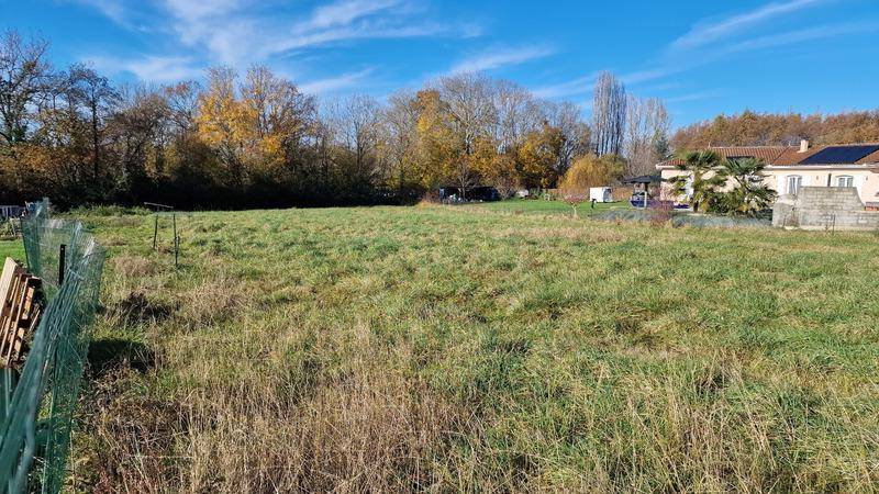 Terrain seul à Castéra-Lou en Hautes-Pyrénées (65) de 2400 m² à vendre au prix de 49950€