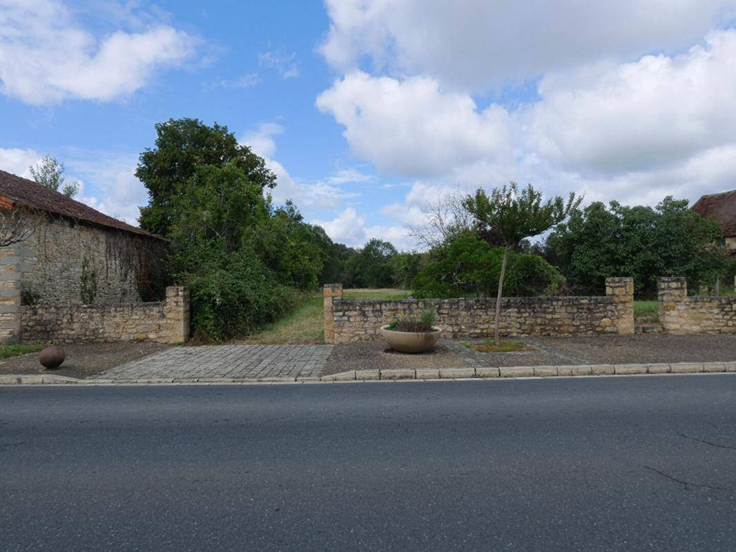 Terrain seul à Hautefort en Dordogne (24) de 2144 m² à vendre au prix de 23990€ - 1
