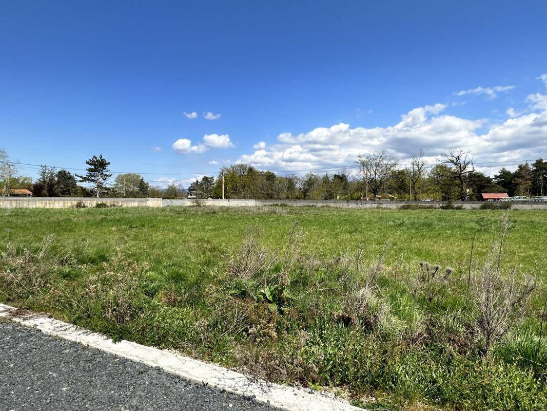 Terrain seul à Orléat en Puy-de-Dôme (63) de 1492 m² à vendre au prix de 114450€ - 2