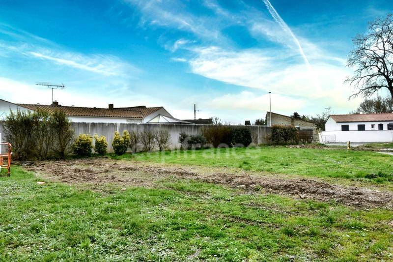 Terrain seul à Vérines en Charente-Maritime (17) de 296 m² à vendre au prix de 78000€ - 2