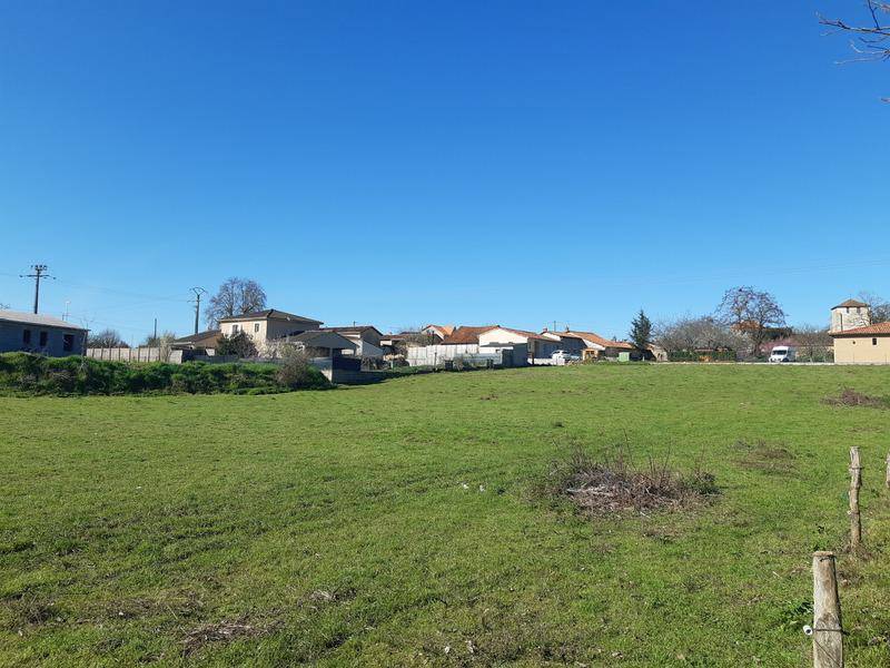Terrain seul à La Rochefoucauld-en-Angoumois en Charente (16) de 3510 m² à vendre au prix de 37700€ - 2