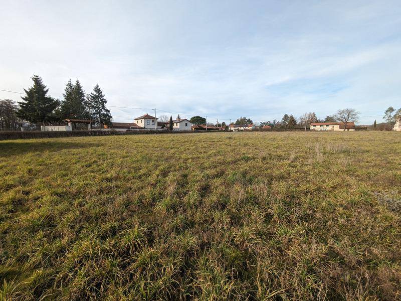 Terrain seul à Feurs en Loire (42) de 2200 m² à vendre au prix de 97000€ - 1