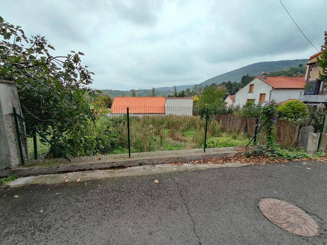 Terrain seul à Volvic en Puy-de-Dôme (63) de 282 m² à vendre au prix de 58600€ - 1