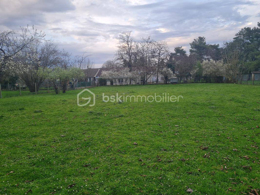 Terrain seul à Bourges en Cher (18) de 2200 m² à vendre au prix de 129000€ - 2