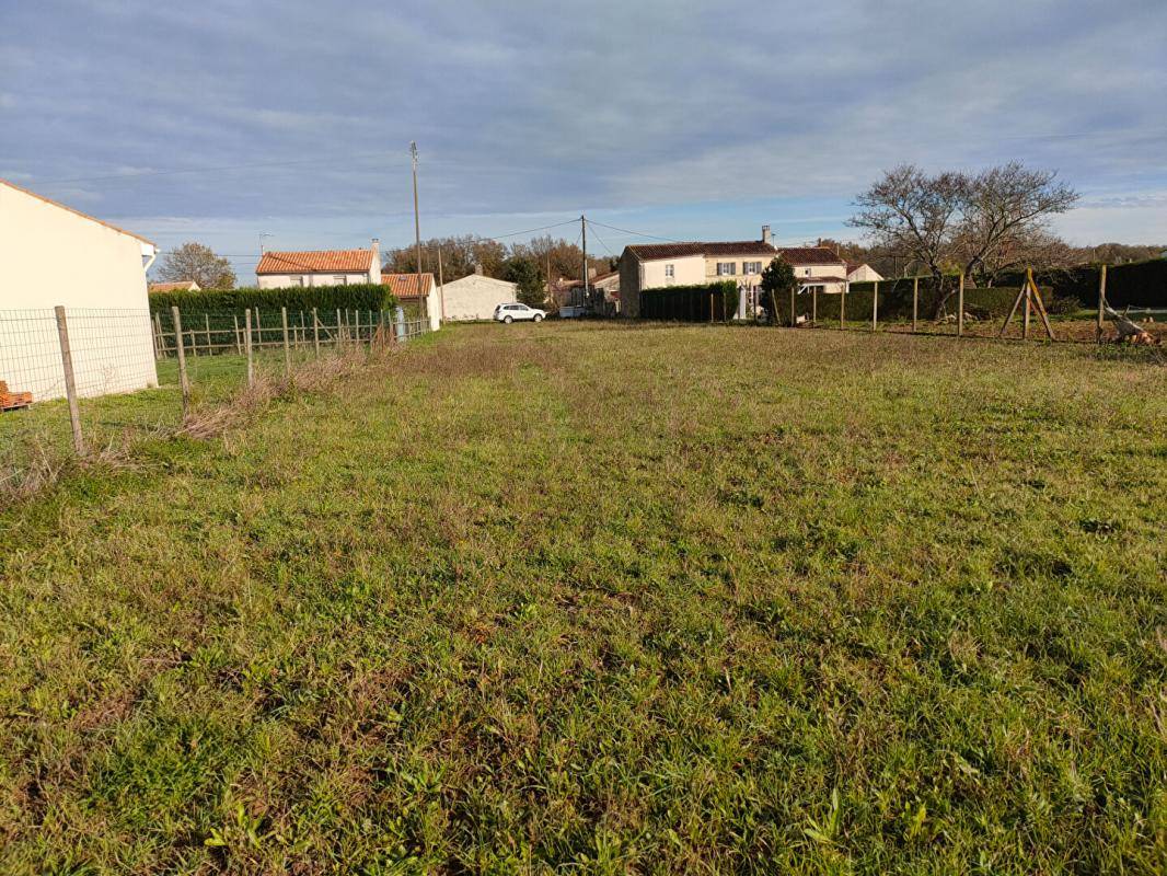 Terrain seul à Saint-Savinien en Charente-Maritime (17) de 1298 m² à vendre au prix de 36990€ - 1