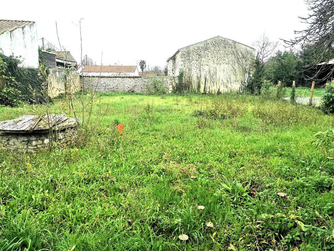 Terrain seul à Vérines en Charente-Maritime (17) de 419 m² à vendre au prix de 126490€