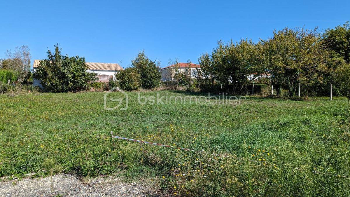 Terrain seul à Champagne en Charente-Maritime (17) de 859 m² à vendre au prix de 54000€