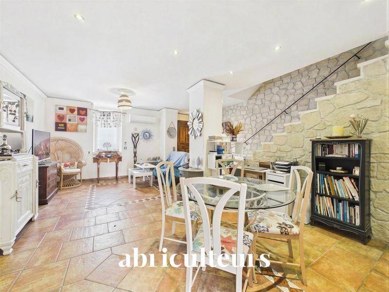 Image de l'annonce Maison de ville avec piscine, terrasse et…