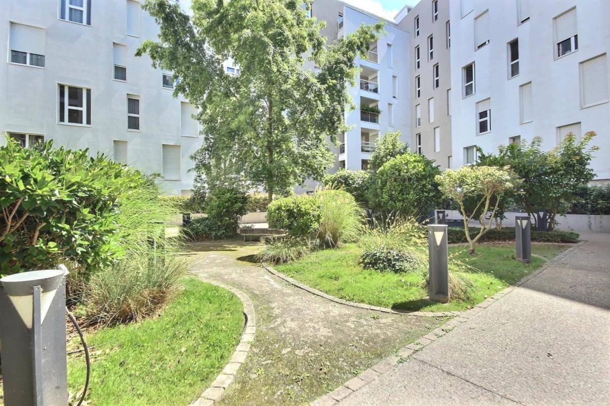 Image de l'annonce À Louer : Studio nue + parking…