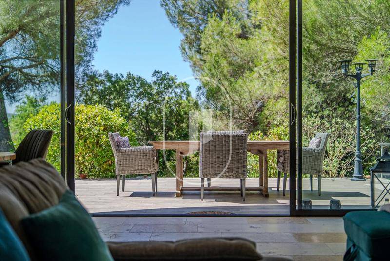 Image de l'annonce À vendre – Maison avec piscine et…