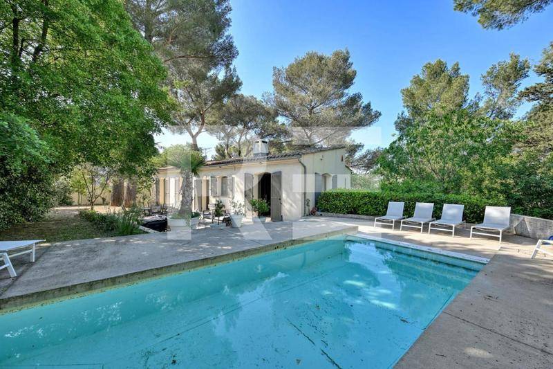 Image de l'annonce Maison provençale avec piscine et vue dégagée