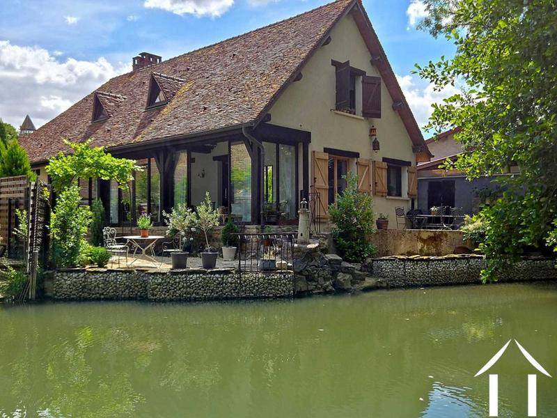 Image de l'annonce Charing Riverside House dans la ville médiévale