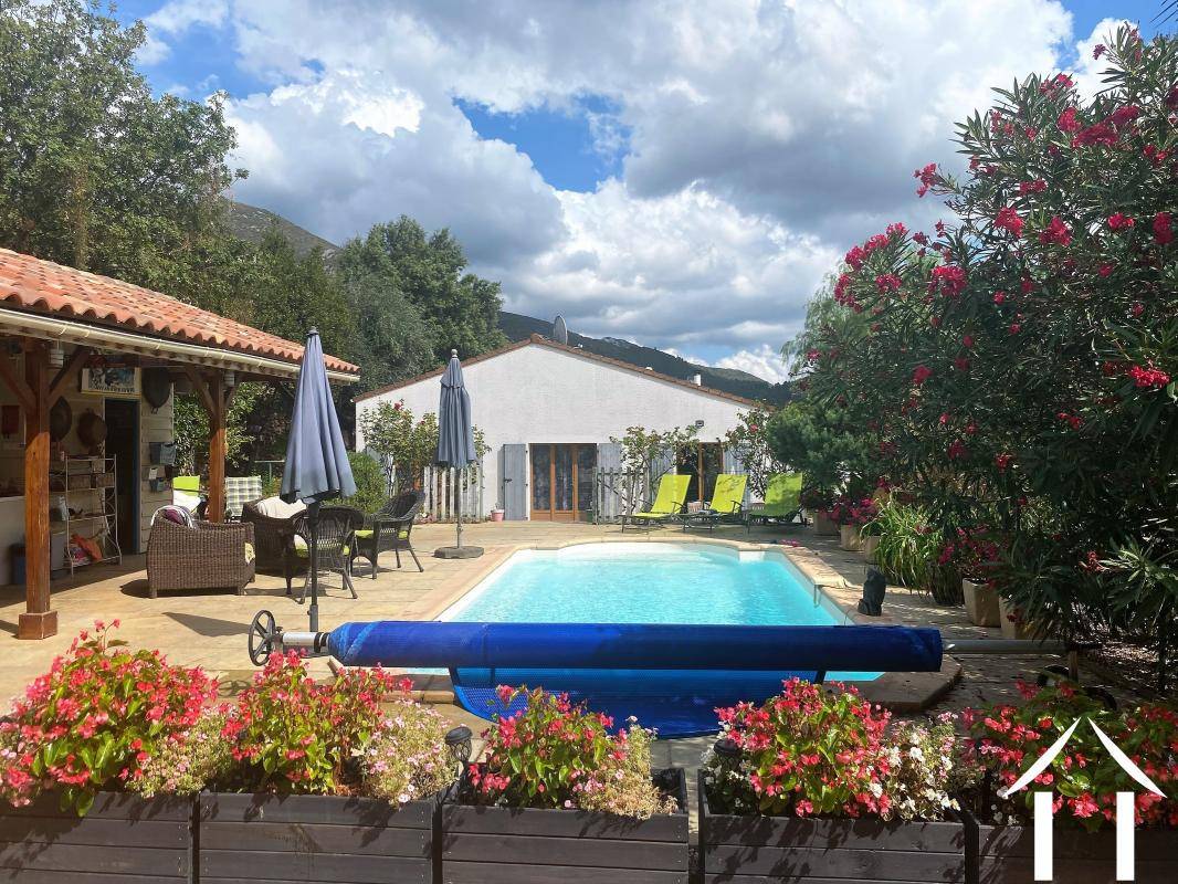 Image de l'annonce Villa de plain-pied avec piscine, annexes et…