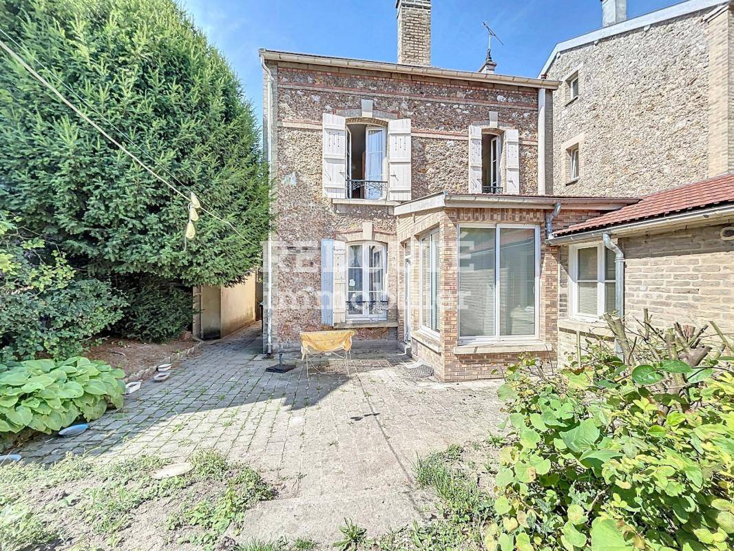 Image de l'annonce À VENDRE – Maison de Ville avec…